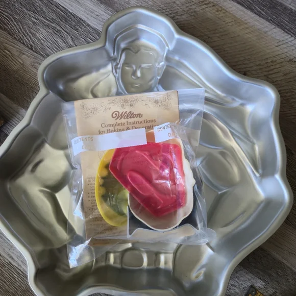 Wilton Vintage 1977 DC Comics Superhero Cake Pan Set Superman Batman All Inserts - Picture 4 of 10